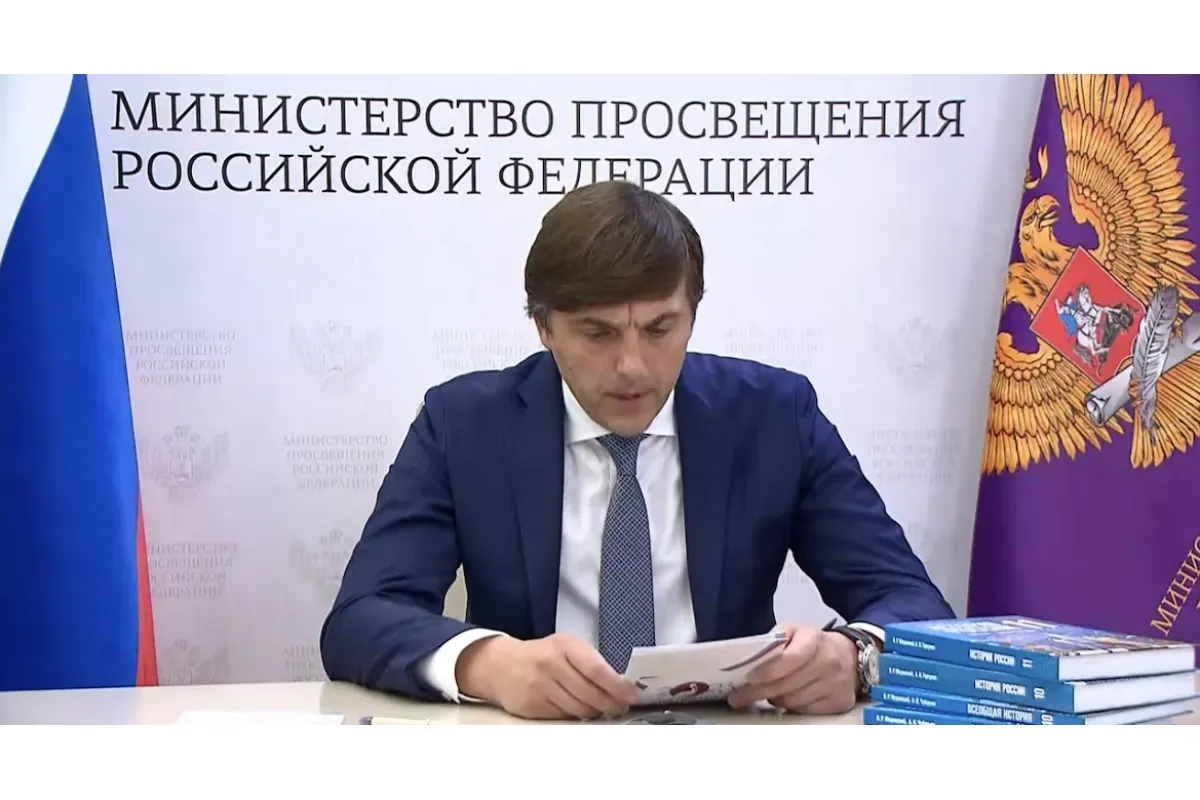 Кравцов: в новые регионы направили 7,5 млн учебников и учебной литературы